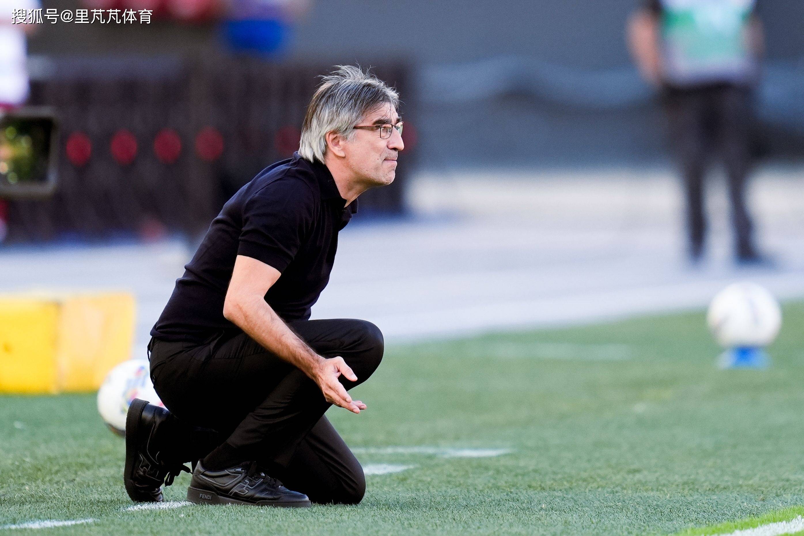 星空体育-包含国际比赛日突围战来临，斯图加特围绕意甲主帅复盘，引发热议，更衣室氛围转暖的词条