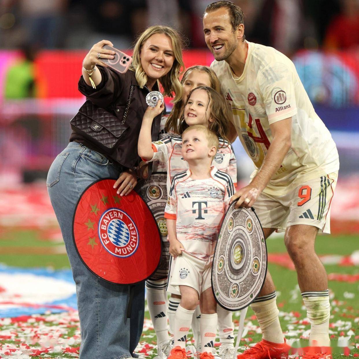 星空体育-凯恩回归赛场，惊险取胜首场状态亮眼，切尔西观众沸腾！的简单介绍